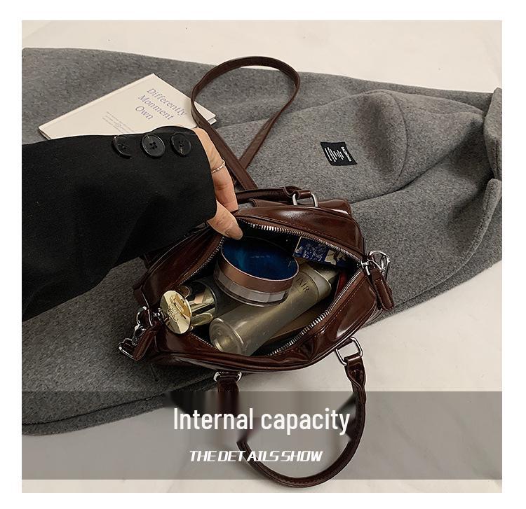 Dámská retro lakovaná crossbody bowlingová taška s dvojitou kapsou