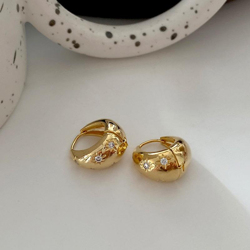 Simple niche design new trend earrings circle star earrings ins French high-end retro stud earrings
