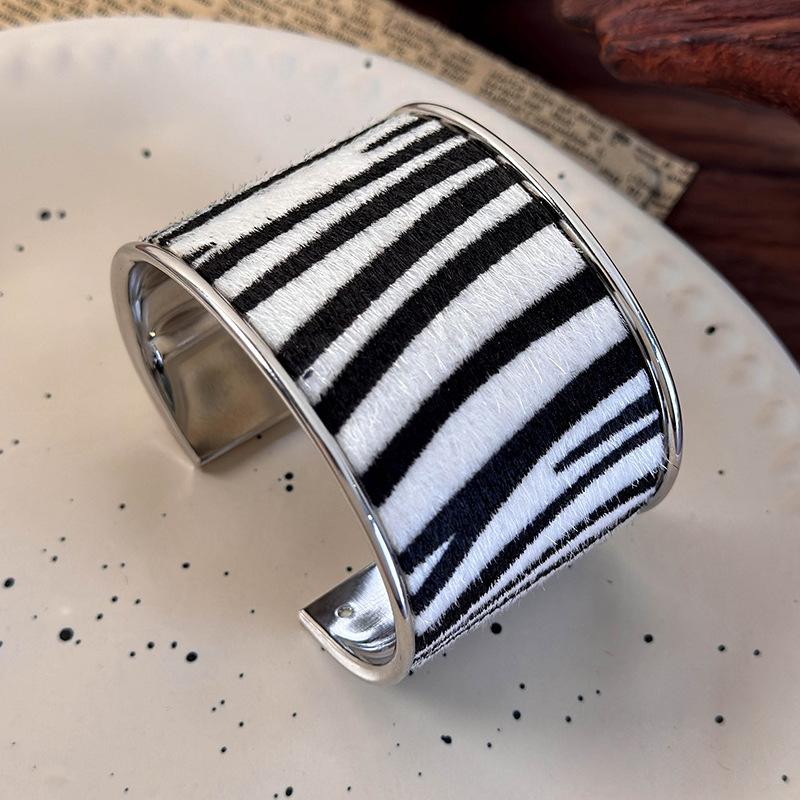 

Милый, крутой браслет в стиле Spice Girl с леопардовым принтом и принтом зебры, женский ретро-браслет, открытый браслет, кольцо, темперамент, украшения для рук