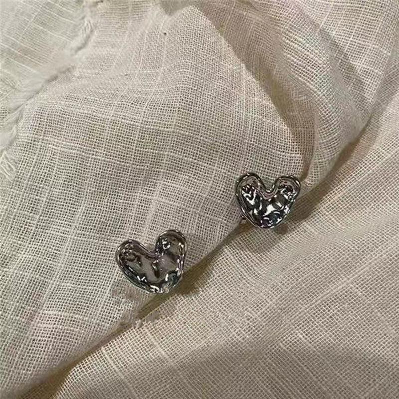 

Винтажные готические черные полые металлические серьги-гвоздики в форме сердца для женщин и девушек, хип-хоп, панк, гранж, эстетика, ювелирные изделия для вечеринок, аксессуары