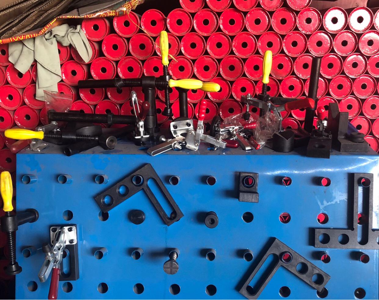 

3D Flexible Cast Iron Welding Fixture with Standard Support Legs, Straight Edge, Square Ruler, and Locking Pin