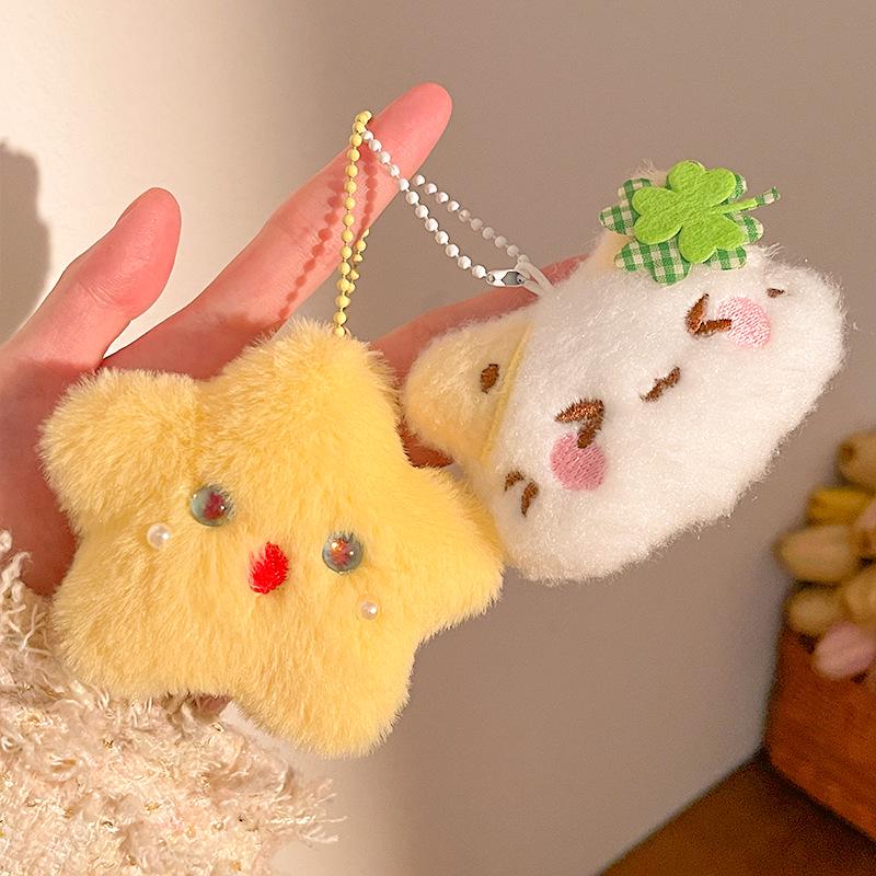 Charming Clover Cat Plush Keychain - Heart-Shaped Doll Bag Charm, Cute Gift