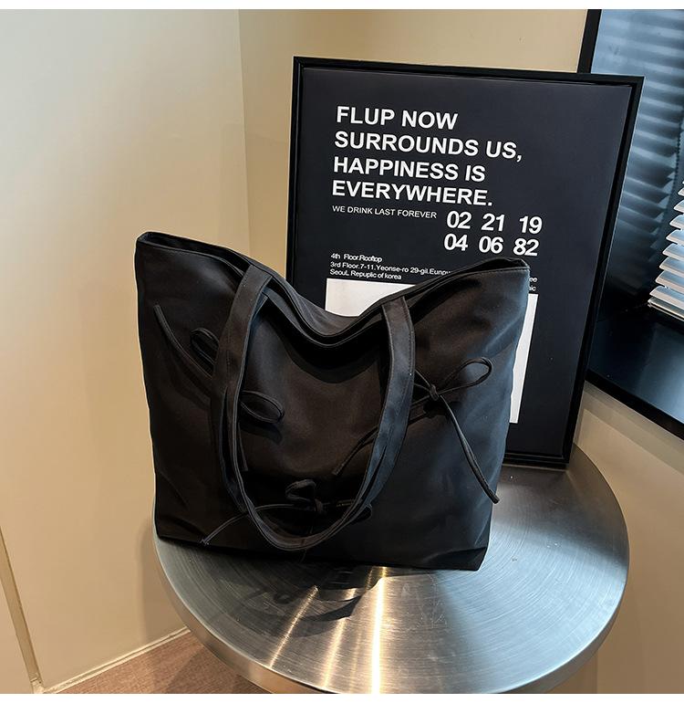 

2025 новая сумка-тоут с бантом, корейская версия, большой вместимости, красивая, повседневная, простая, модная, универсальная, на плечо, мессенджер чёрный