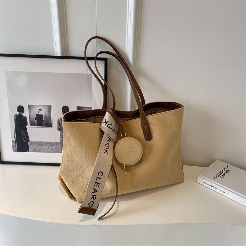 

2025 autumn new fashion tote bag large capacity leisure commuting simple shoulder bag Korean version niche bag women легкие хаки