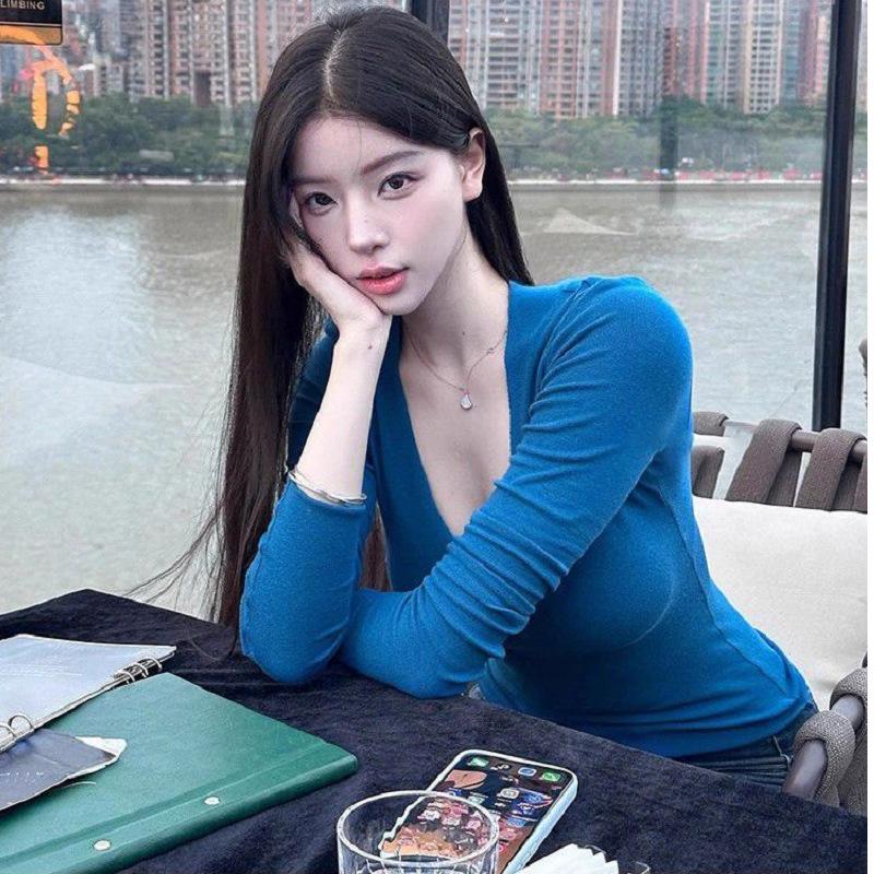 Korean Style Slimming Spicy Girl T-shirt - Autumn Long Sleeve Solid Color Top for Women 2025