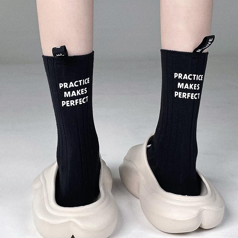 Trendige Marke Nischendesign Fersenetikett Buchstabensocken Paar Mittelschaftsocken Trendige Internet-Berühmtheit Sport Baumwollsocken