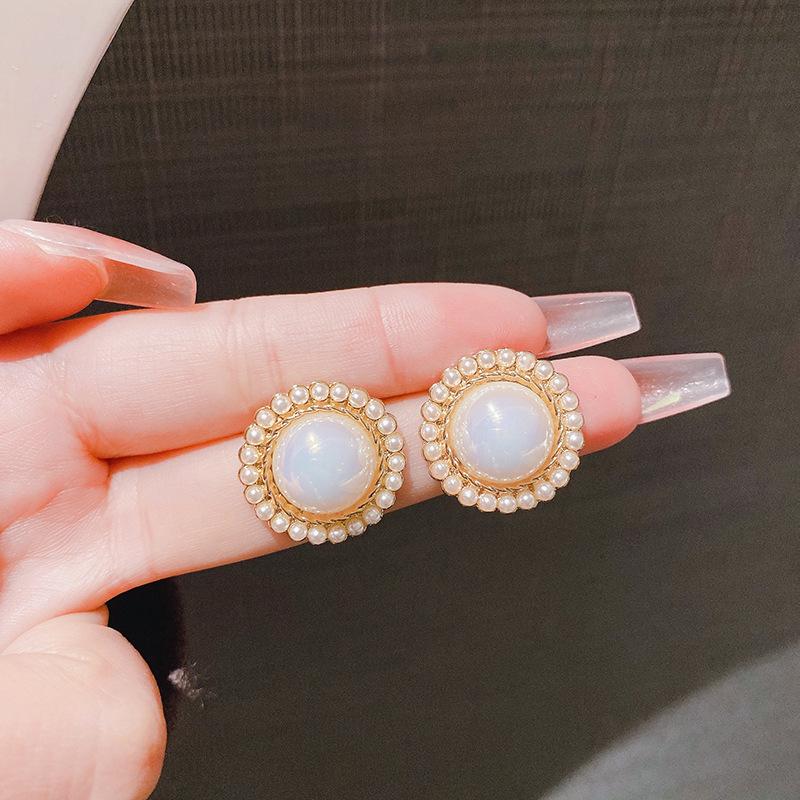 New Xiaoxiangfeng round pearl earrings women's niche high-end sense retro simple stud earrings gentle and elegant ear jewelry