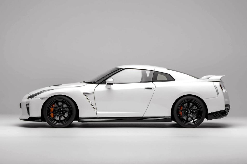 FREESTYLE MOTORHELIX Scale Nissan Track Edition Engineered By NISMO 2020 Brilliant White Pearl Finished Model M83506 1/18 GT-R (R35)