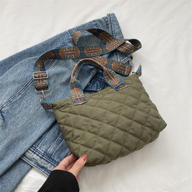 2025 new winter fashion casual handbag simple shoulder bag personalized messenger bag diamond Korean version tote bag