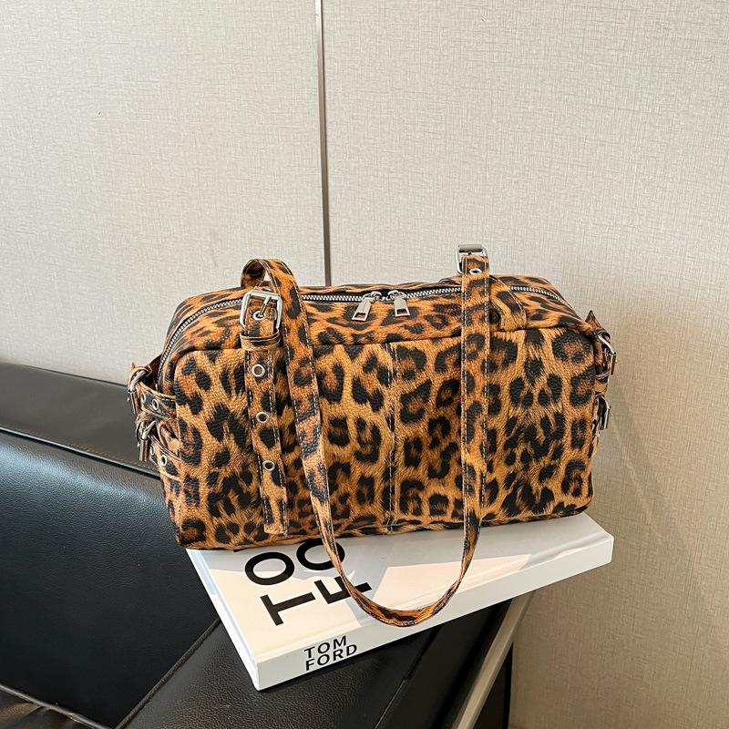 

Сумки нишевые сумки под мышкой женские сумки 2025 новые сумки-подушки с леопардовым принтом модные наплечные сумки-боулинги коричневый