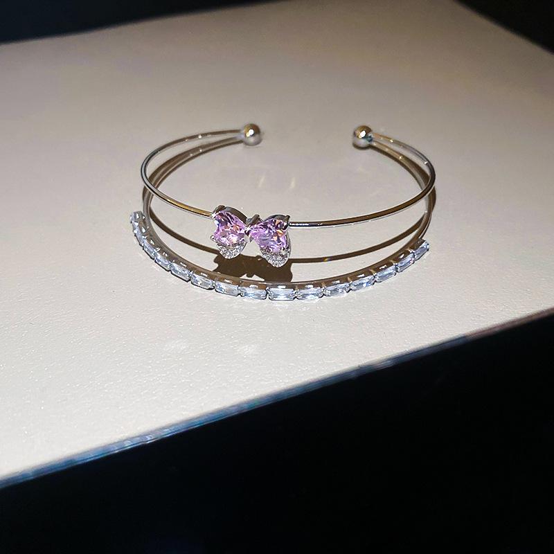 Elegantes Zirkon Buchstaben Blumen Armband: Hochwertiger vielseitiger Armreif für Damen