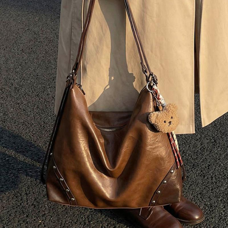 Casual Fashion Bag Have A Simple and Elegant Appearance. They Are Mostly Single-shoulder Bags or Tote Bag