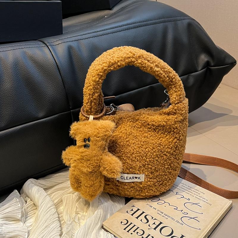 Plush Personality Trend Lamb Fluffy Autumn and Winter New Model Fluffy Crossbody Portable Bucket Bag Woman
