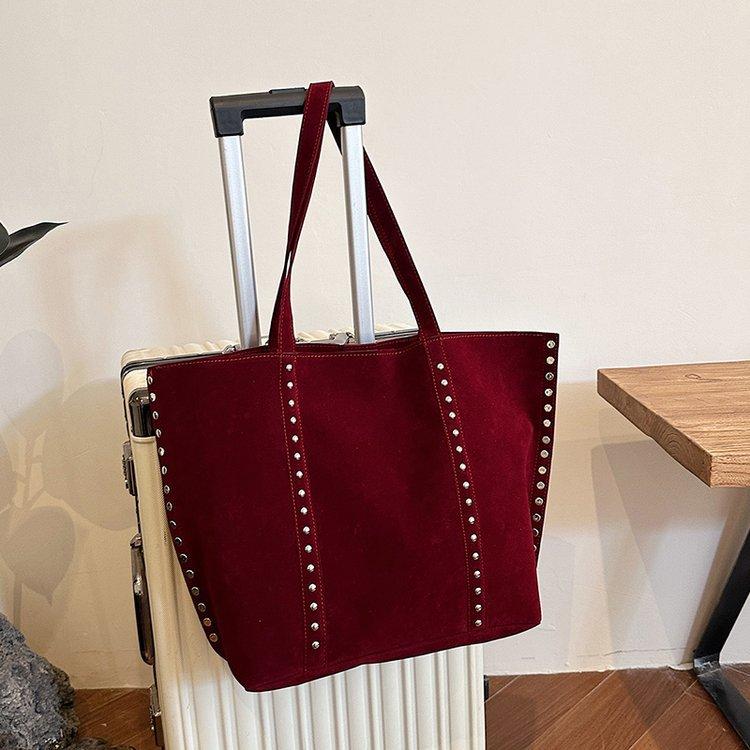 

Дизайнерская сумка-хобо из искусственной замши с заклепками, большая вместимость, сумка-шоппер, зимние сумки, кофейный, черный 34x13x34cm вино красного