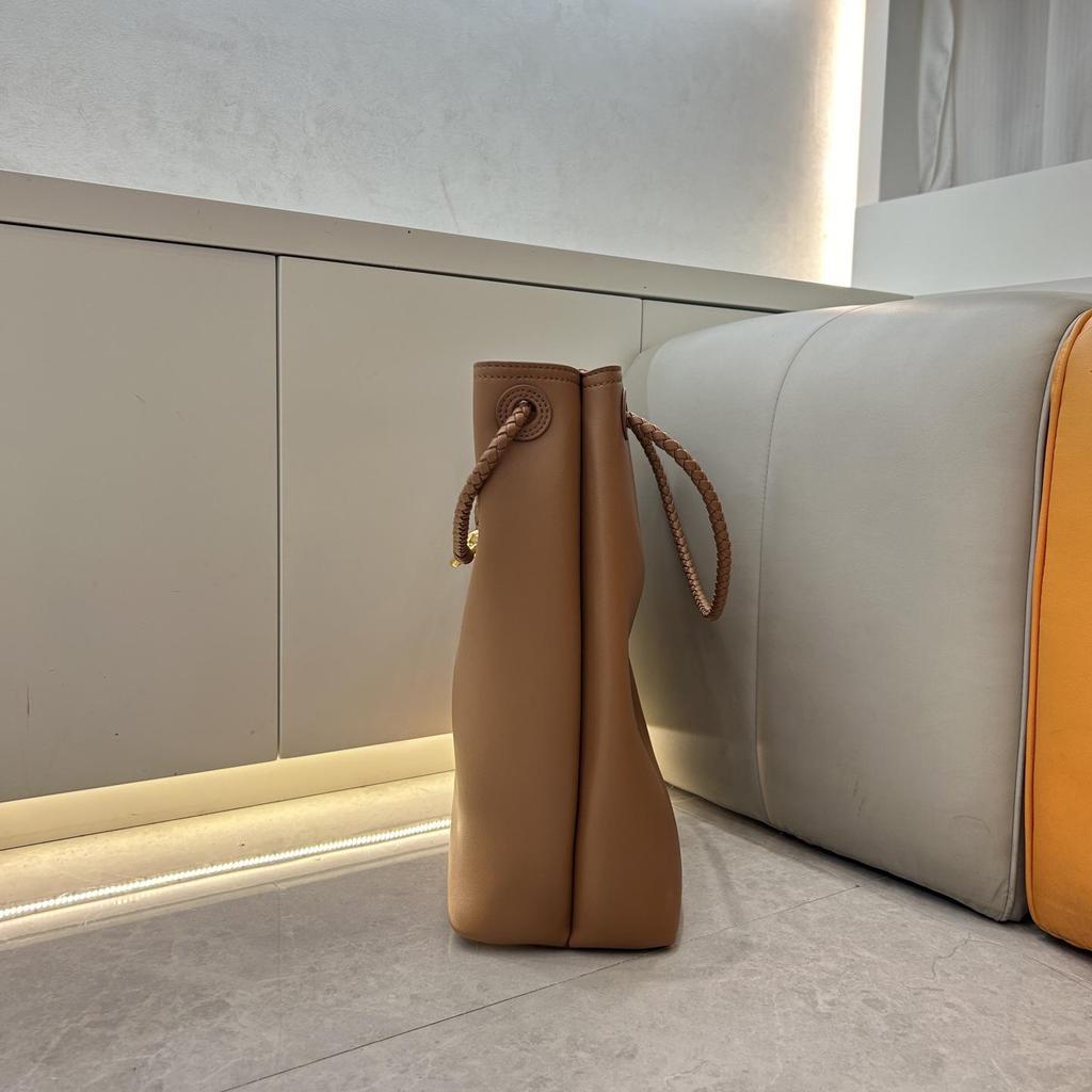 Grenzüberschreitende Mode Rindsleder Große Kapazität Geflochtene Schmetterlings-Eimer-Handtasche - Vielseitige Pendler-Crossbody-Tasche für Damen.