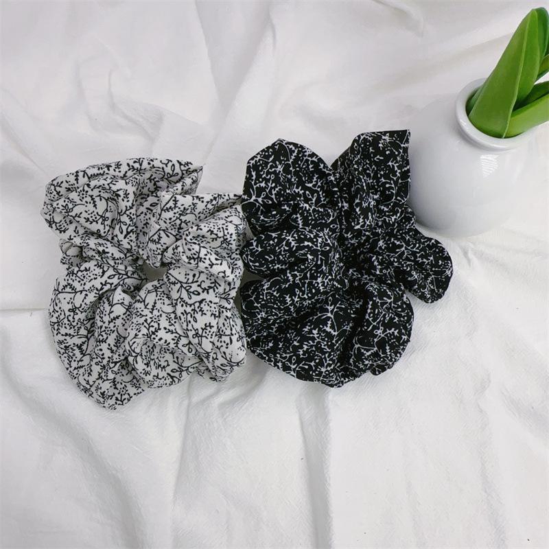 Elegant Retro Fabric Scrunchie for Women's Bun Hairstyles