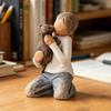Welpe und Junge Figur Kniender Junge in Blauer Jeans Hält Hunde Statue Harz Skulptur für Schlafzimmer Büro Schreibtisch Bücherregal Dekor Geschenke für Hundeliebhaber