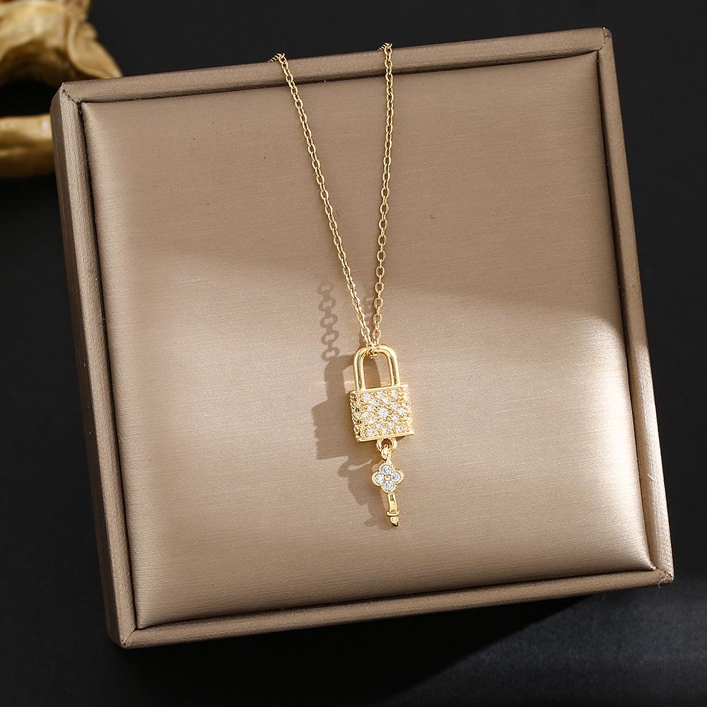 Elegant Gold-Plated Chinese-Style Four-Leaf Clover Necklace with Imitation Hetian Jade Pendant for Women