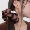 Geegee flauschiges Streifen-Scrunchie - braun