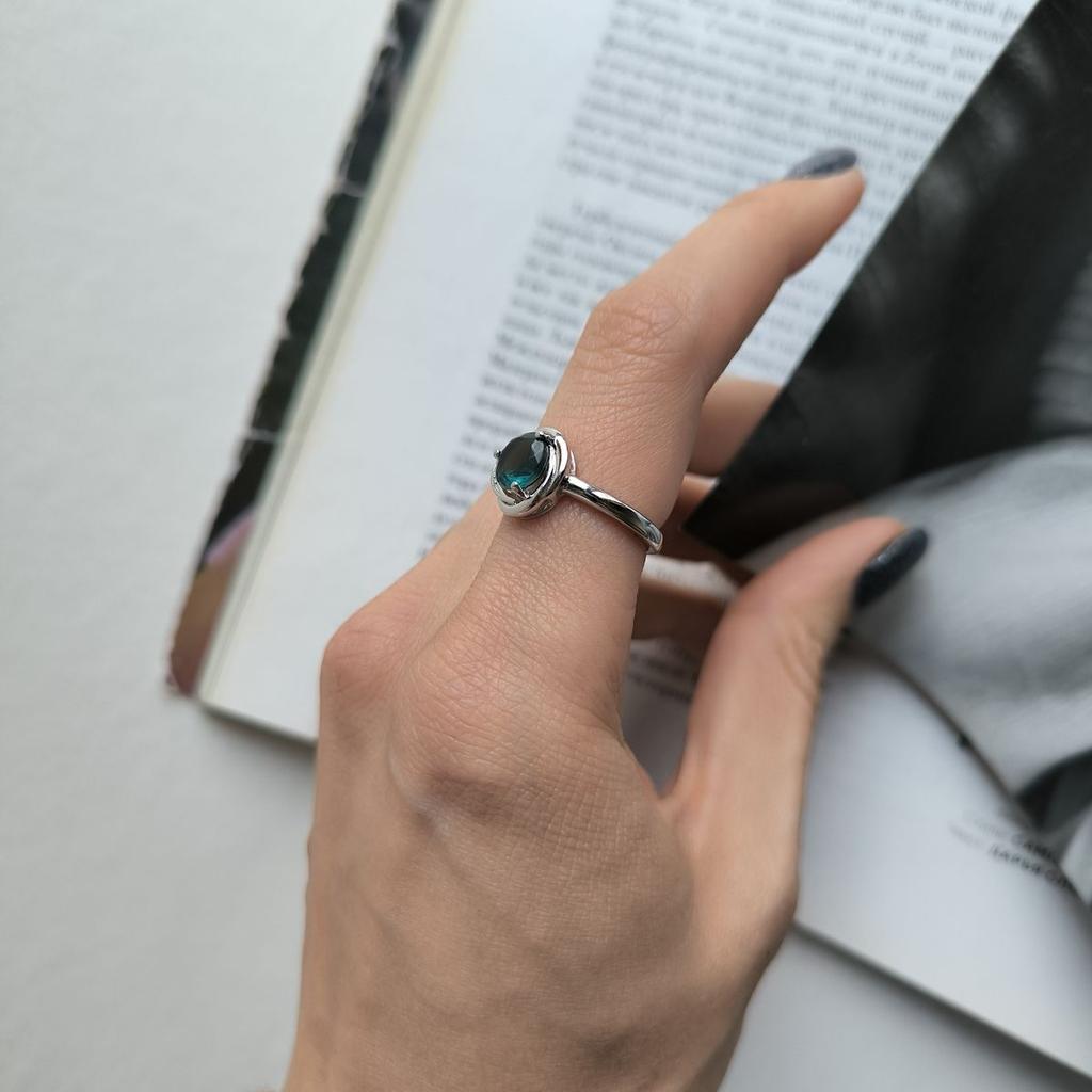 Серебряное кольцо с топазом Лондон Блю 1.091ct, фианитами, вес изделия 3,05 гр (2178026)