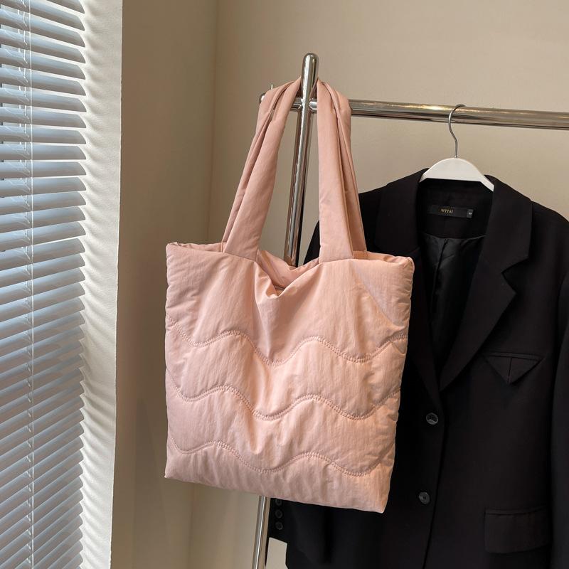 

2025 новая ранняя осень простая модная пуховая сумка простая портативная женская сумка вышивальная нить универсальная большая вместимость сумка-ведро розовый