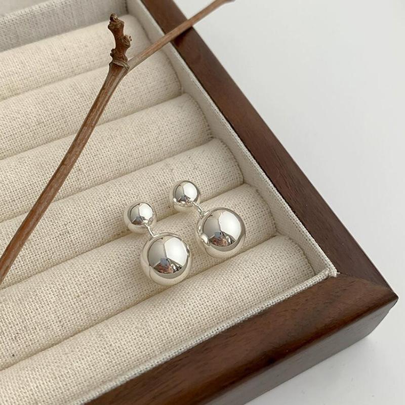 

Niche Round Ball Cold Wind Earrings