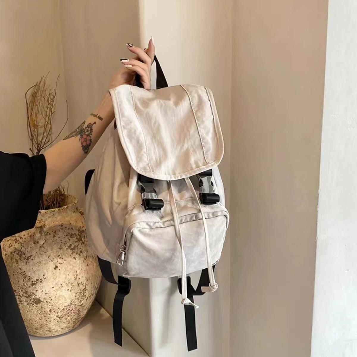 

Повсякденний нейлоновий водонепроникний рюкзак для жінок 2024 року, новий модний великомісткий рюкзак для студентів та шкільних сумок бежевий