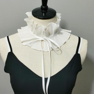 Hofstil, Orgelfalten, kleiner Halskrausen-Kragenriemen, falsche Kragenleistung
