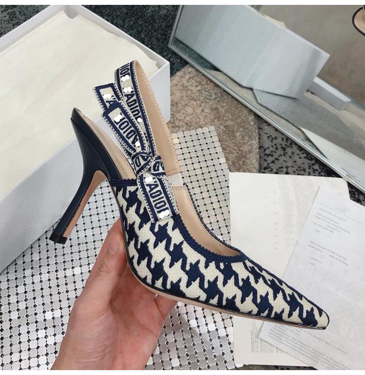 

Женские плоские сандалии в гусиную лапку с заостренным носком и бантом - Ретро, Черно-белые, Коллекция Лето 2024 37