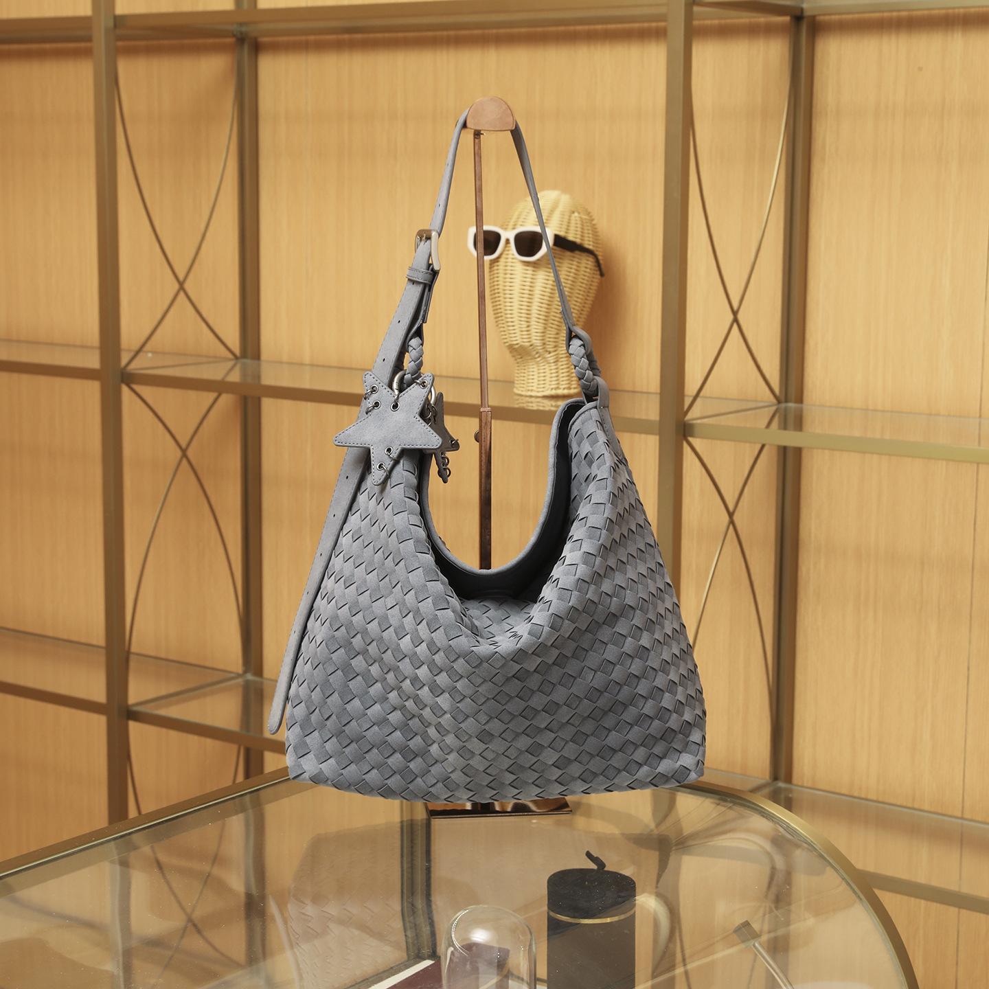 

Нишевый дизайн с непринужденным и расслабленным ощущением, плетеная вручную сумка через плечо и вместительная сумка для поездок на работу