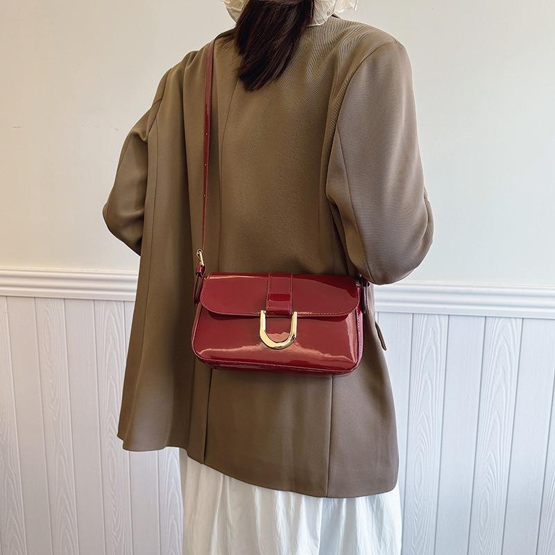 Geantă de umăr crossbody de damă vintage roșu vin cu cataramă potcoavă, geantă tote de modă pentru subraț