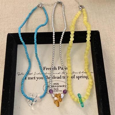 Collier d'été pour femme avec perles nacrées et fleur transparente