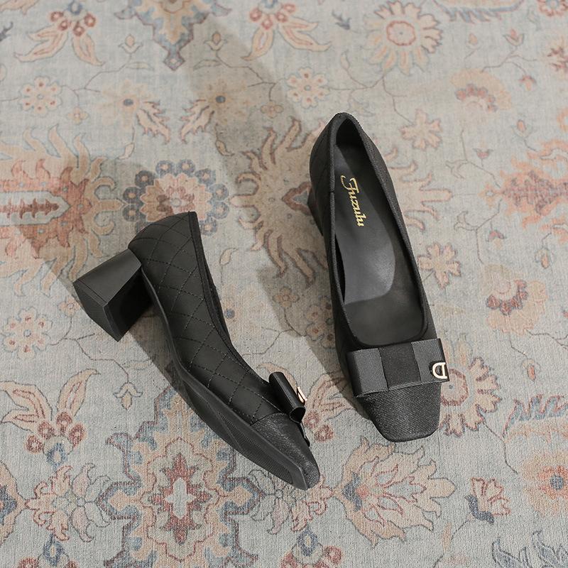 Xiaoxiangfeng women's shoes thick heel 2025 early spring new French temperament fashionable commuting shallow mouth splicing work high heels