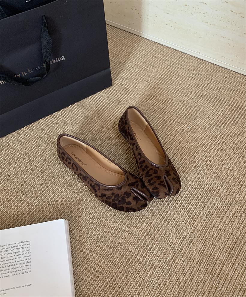 One-pedal Split-toe Shoes, Shallow-mouth Single Shoes for Women's 2025 Spring and Autumn New Korean Version of Personalized Grandma Flats Are Li