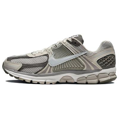 Air Zoom Vomero 5 Light Iron Ore Unisex tenisky Šedá metalíza-strieborná Photon-Dust FD0791-012