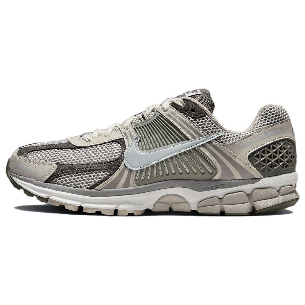 

Кроссовки унисекс Nike Air Zoom Vomero 5 Light Iron Ore Серый металлик-серебристый Photon-Dust FD0791-012 40