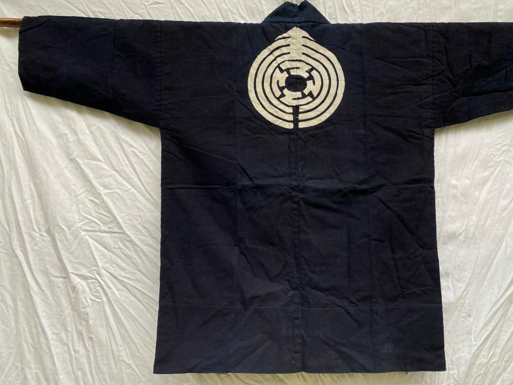 [USED] Antique Indigo Happi Coat, Subtle Back Oshima Crest, Pre-war Japanese Style, Hand-Sewn Cotton Haori, Rare Aizome Fabric, Authentic Japan Decor