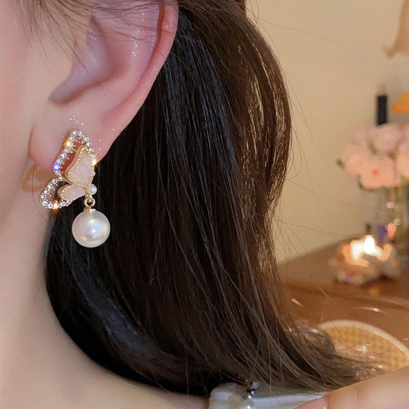 Korean temperament gentle asymmetrical crystal butterfly earrings, new trendy light luxury niche design pearl stud earrings women