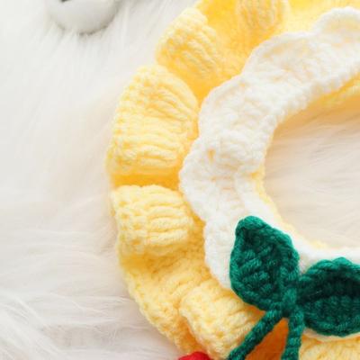 Süßes handgestricktes Strick-Katzenhalsband Kirsch-Häkel-Haustier-Lätzchen Haustier-Schal Haustier-Dekoration