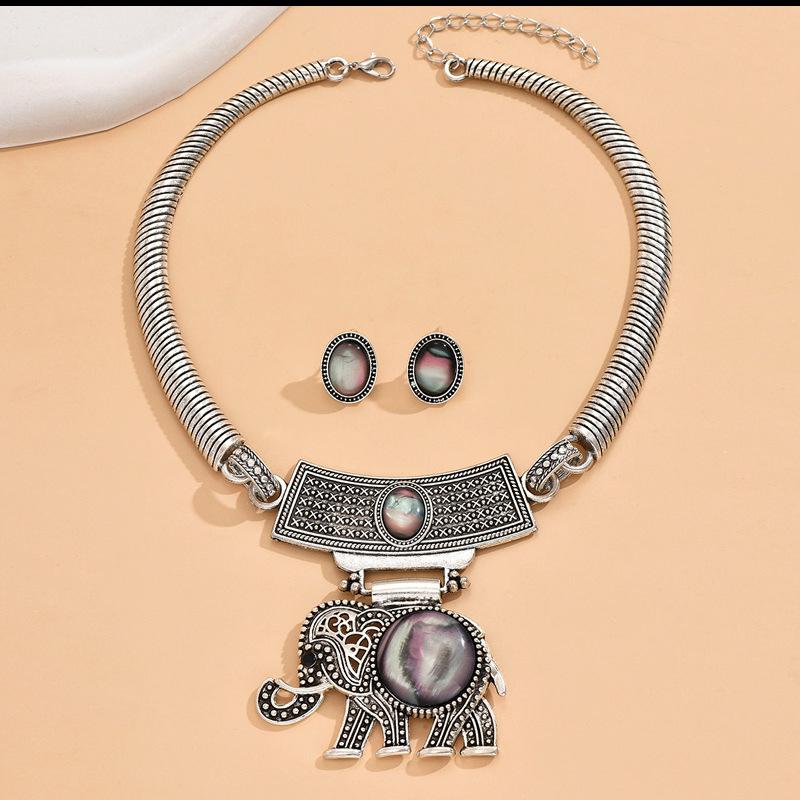 

Простое персонализированное короткое ожерелье в стиле ретро с полым слоном и бирюзовой ракушкой