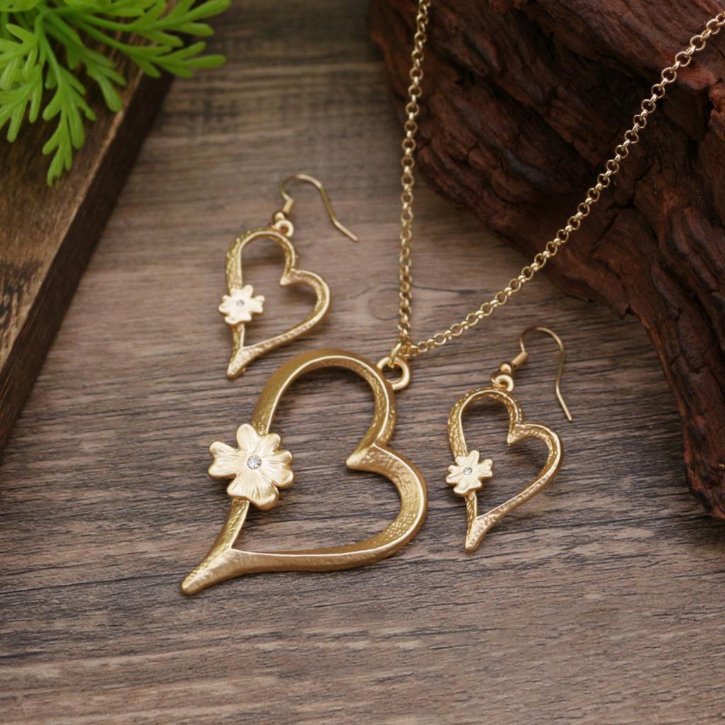 New matte hollow love earrings pendant set, women's simple high-end heart earrings necklace