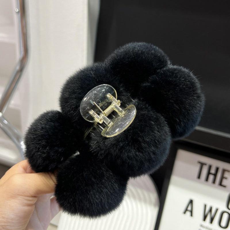 Winter Temperament Rabbit Hair Claw Hair Ball Grab Large Plush Hair Grab The Back of The Head Shark Clip Hairpin Headwear