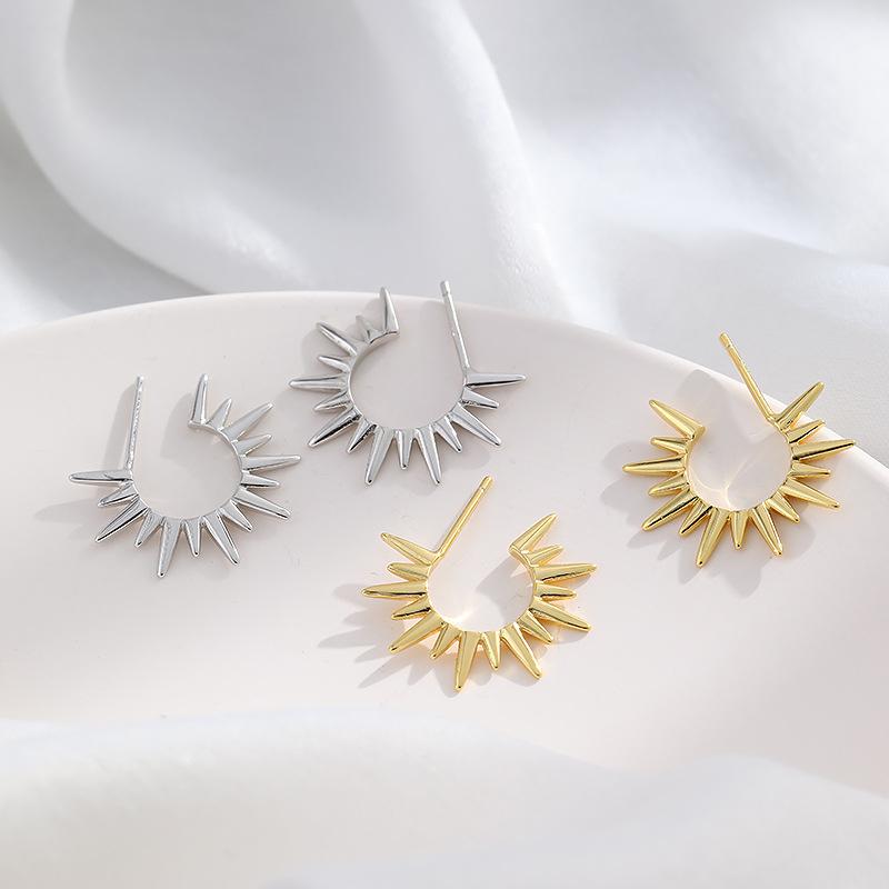 Fashion Punk Metal Sun-Shaped Earrings For Women  Retro Alloy Sunflower Stud Earrings Jewelry Accessory Gifts