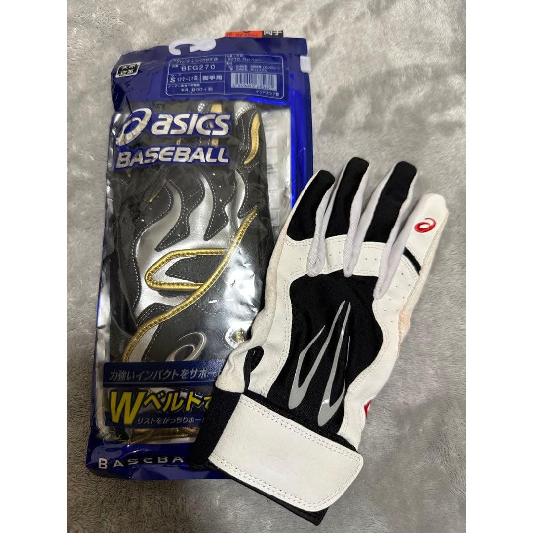 Used Batting gloves, defensive gloves (left)