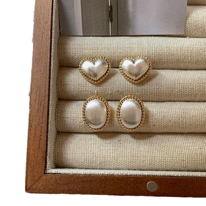 French Retro Brushed Love Oval Metal Stud Earrings Women'S Light Luxury Elegant Fashion Temperament Versatile Earrings
