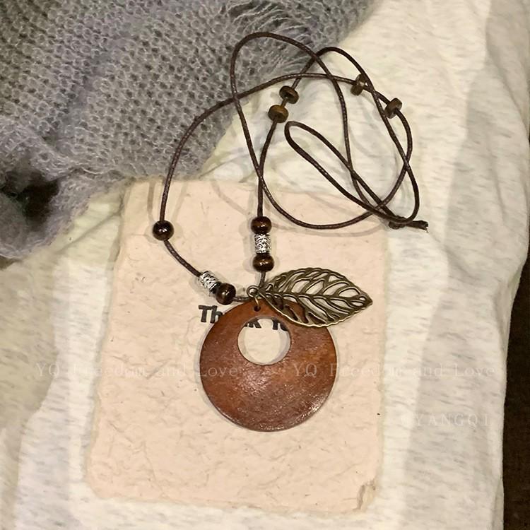 Retro Wooden Hip Flask Necklace: Versatile Choker & Sweater Chain Accessory for Women
