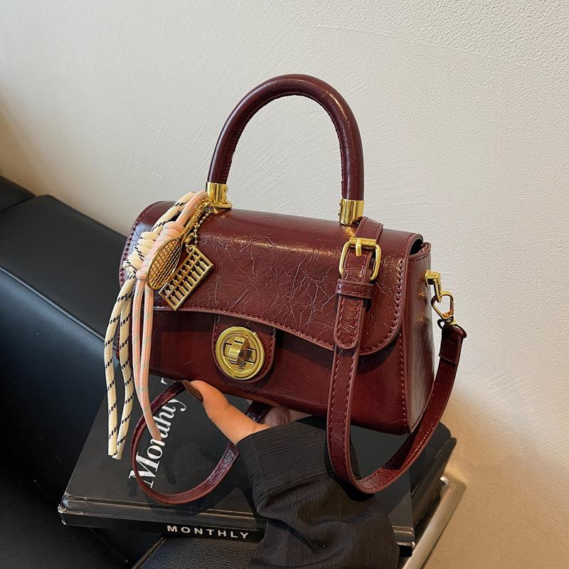 Premium Sense Portable Small Square Bag Women's New Popular Versatile Shoulder Messenger Bag Retro Commuter Bag