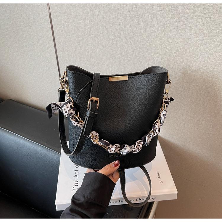 

Simple spring new bucket bag fashion trend niche design women s shoulder messenger bag чорний