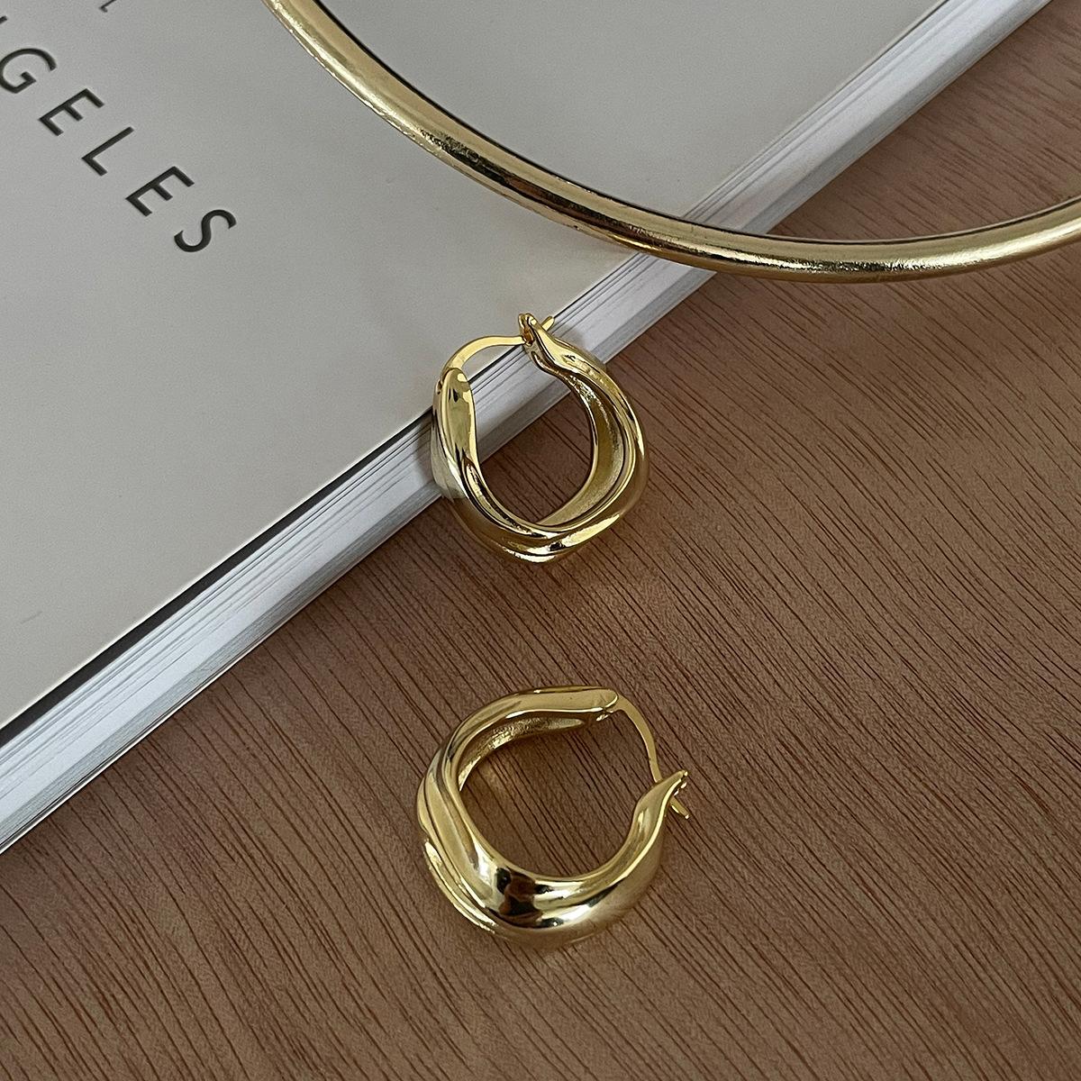 

Twisted corrugated ins wind ear buckle niche cold earrings fashion girl 925 silver needle temperament fashion new 925 silver needles