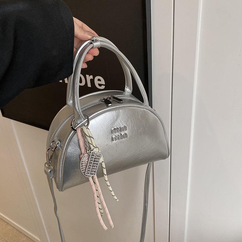 Nový design v oblasti niky, oblíbené shellové kabelky letos, přenosné ramenní trendy dámské kabelky